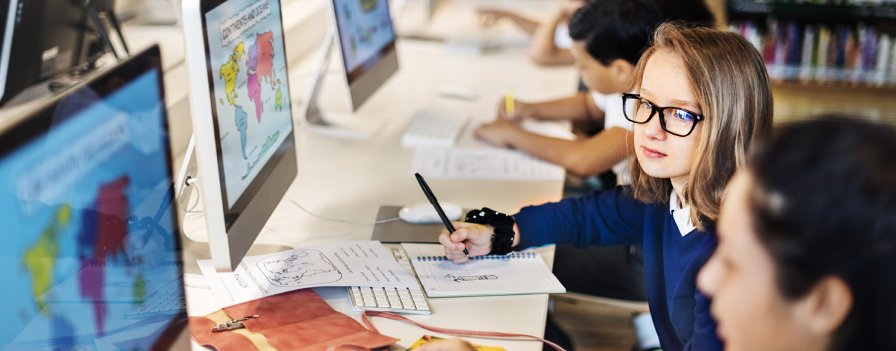 Clasroom with kids and computers