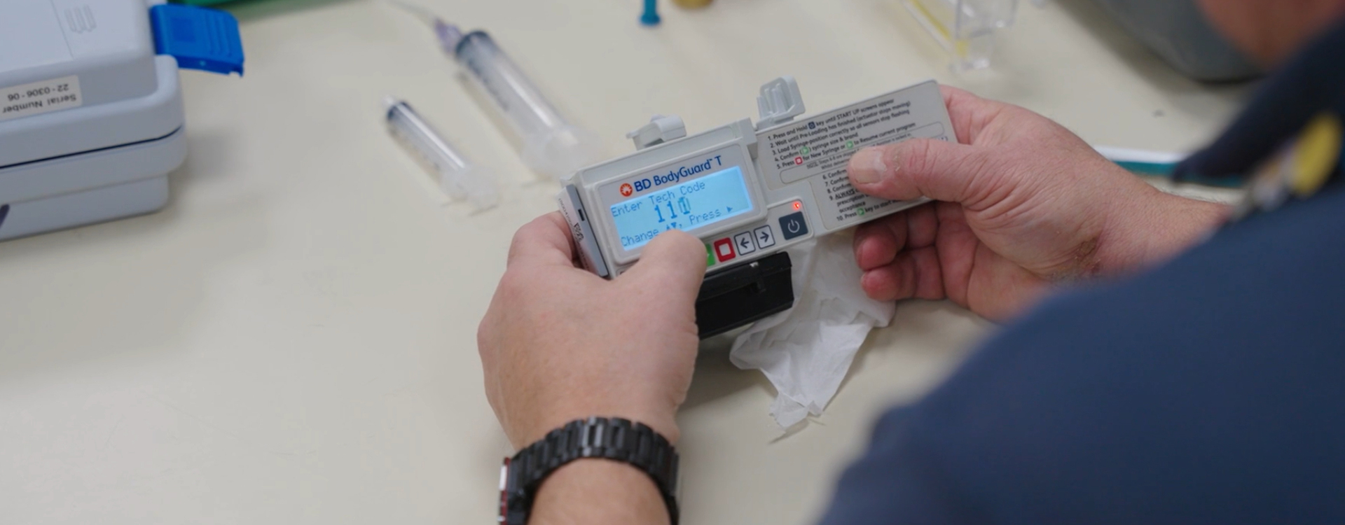 Idox-iassets-bodyguard-syringe-holder Idox iAssets BodyGuard syringe holder held in hands