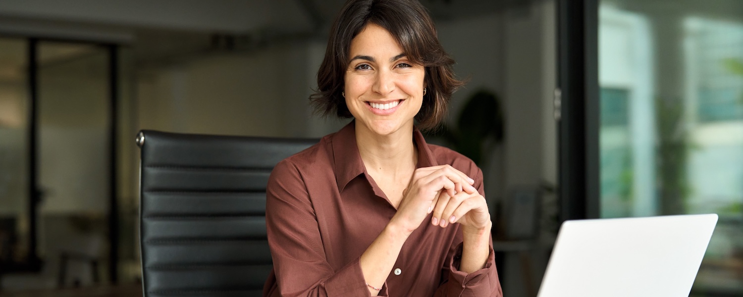 Lilie-EPRSoftware-ServiceManager Lilie-EPRSoftware-ServiceManager-female-sat-at-a-desk-facing-laptop