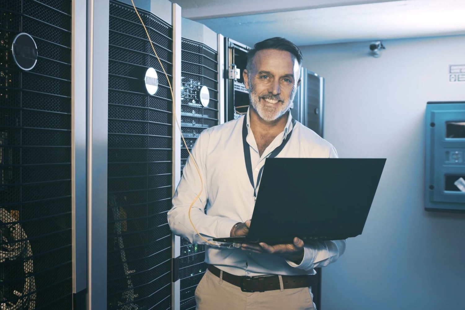 idox_directory_connect_it_data_transformation idox directory connect cybersecurity server room IT engineer data center cloud network systems