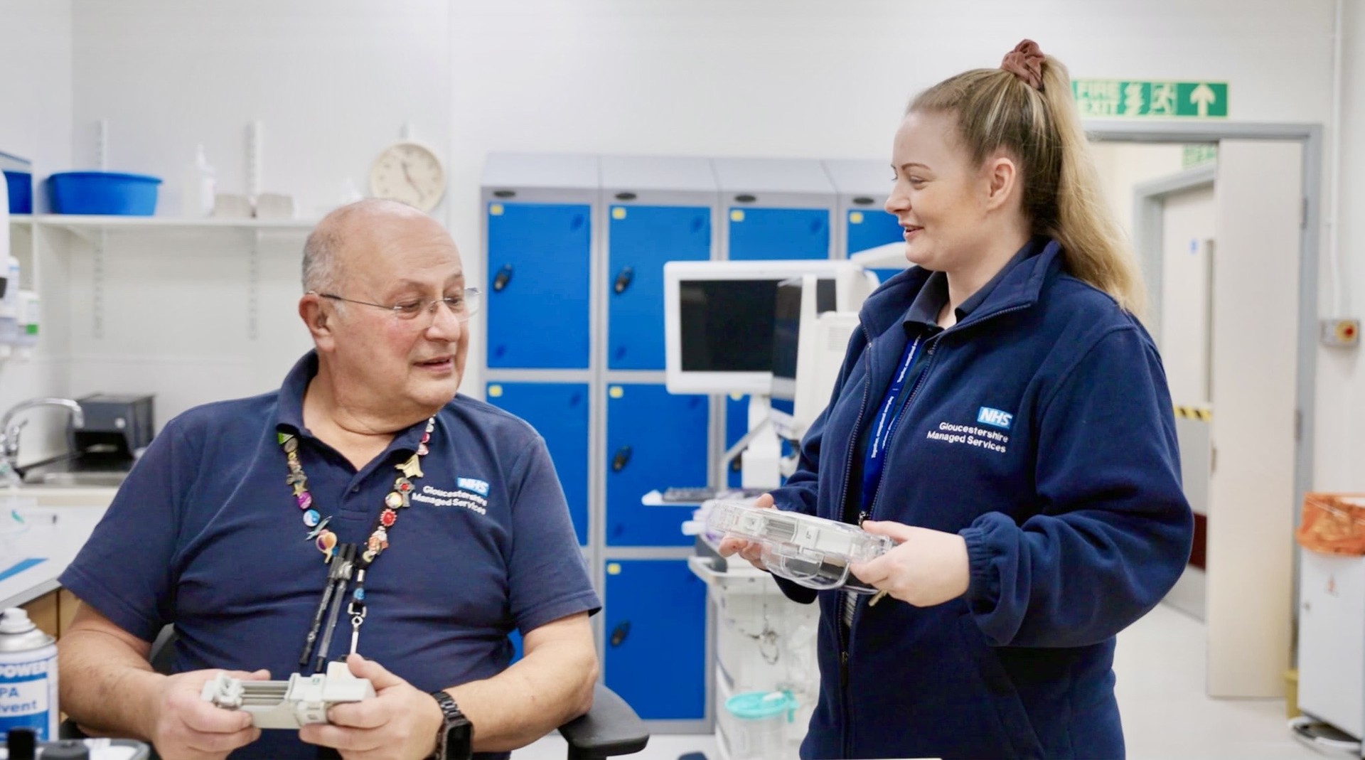 nhs-nurse-using-idox-bodyguard-syringe-device-gloucestershire-hospital